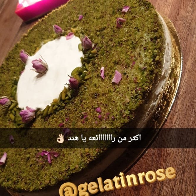 بسبوسة الفستق بحشوة الشيز كيك والف هنا وعافيه
