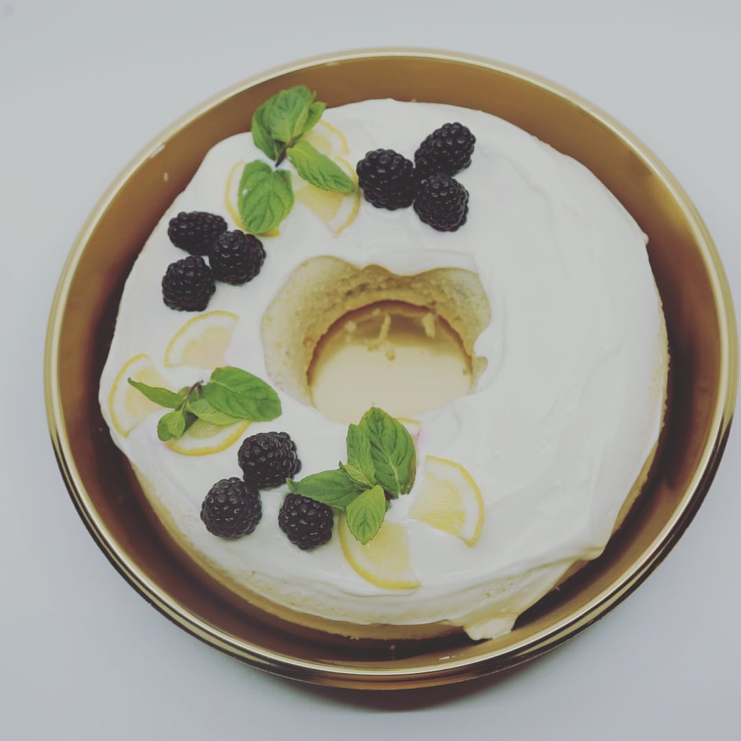 اعشق هذا النوع من الكعك.. كعك الليمون بغطائها الأبيض الناعم سكرها معتدل ورائحتها منعشه تنا