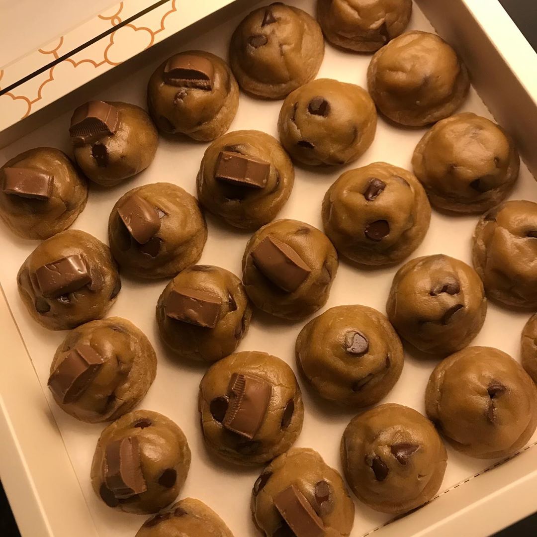 طلبيه زبونتي ريهام نص بشوكلاته من فوق ونص لا بالعافيها عليها #كوكيز #cookies #cooking #كوك