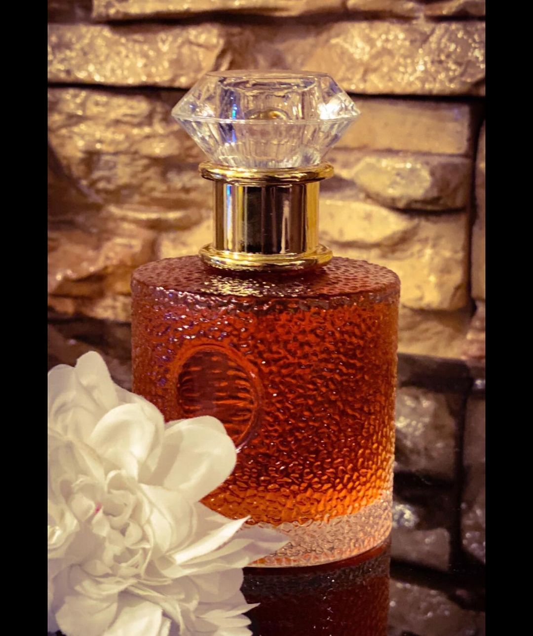 تبحثين عن عطور " عطور الاماكن" مركزة جداً ثبات رائع ذوق مميز التواصل في الصوره الاخيره الا