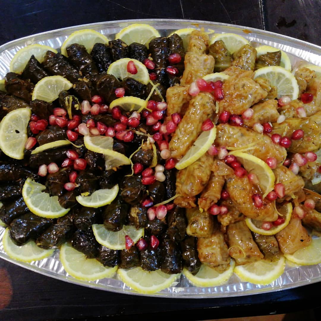 صحن كبير مشكل ملفوف و ورق عنب ب ١٢٠ريال