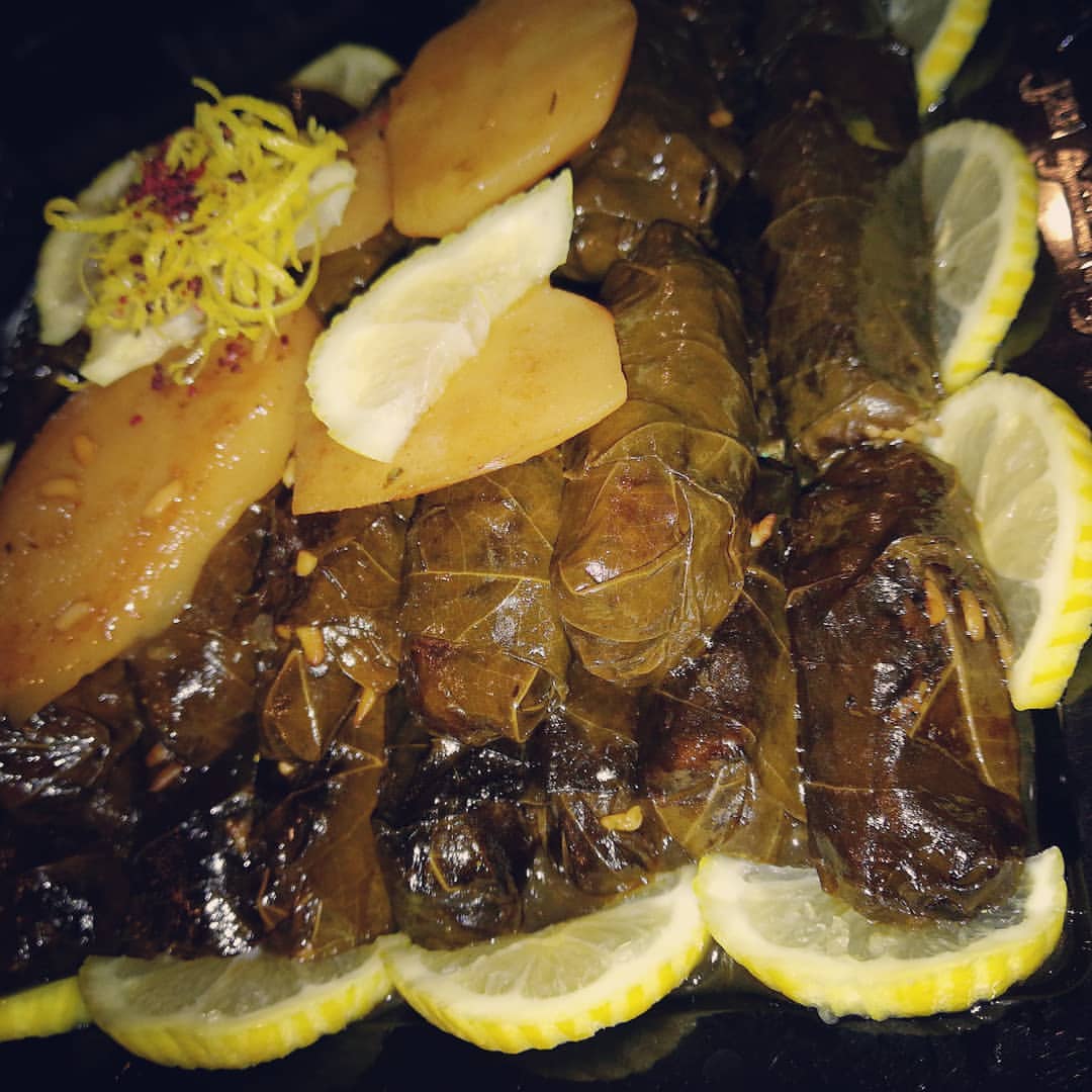 صحن كبير مشكل ملفوف و ورق عنب ب ١٢٠ريال
