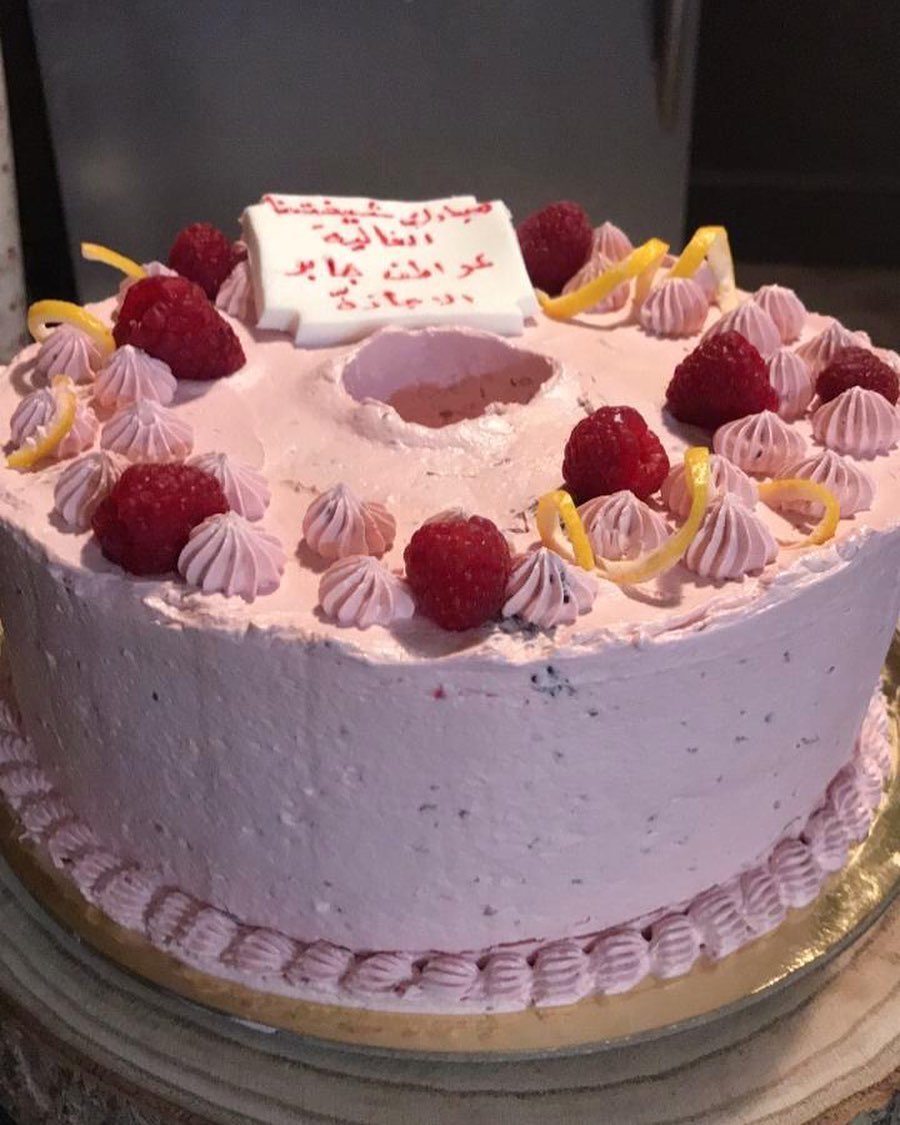 Lemon poppy seed cake W/ fresh raspberries filling & raspberry buttercream 180SR #raspberr