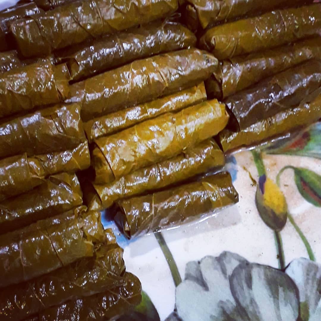تجهيز ولف ورق العنب بعنايه