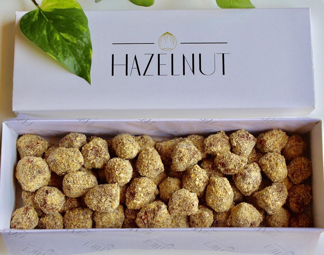 {4} Biscuberries raspberry or blackberry covered with chocolate and biscuits, enjoy the su