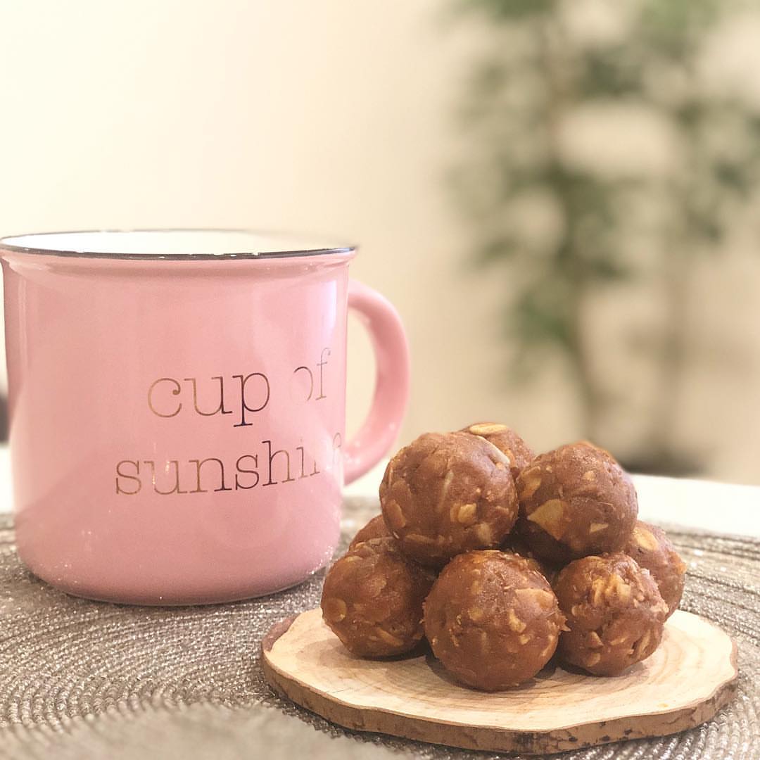 كرات الطاقة بالتمر .. خيارك الصحي واللذيذ . . Energy balls on the go absolutely delicious