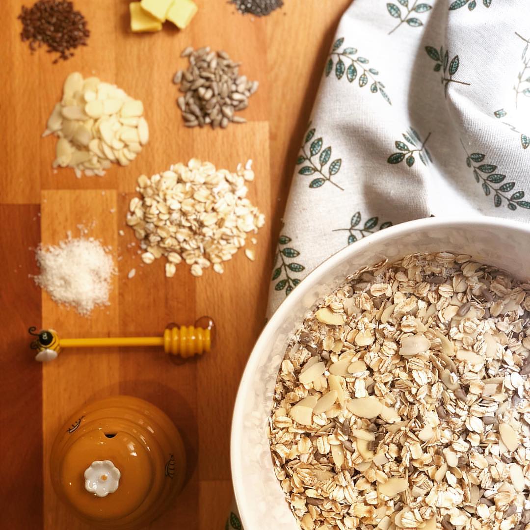 مكونات منتقاة بكل عناية ... #granola #healthy_granola #healthy_snack #homemade_granola #جر
