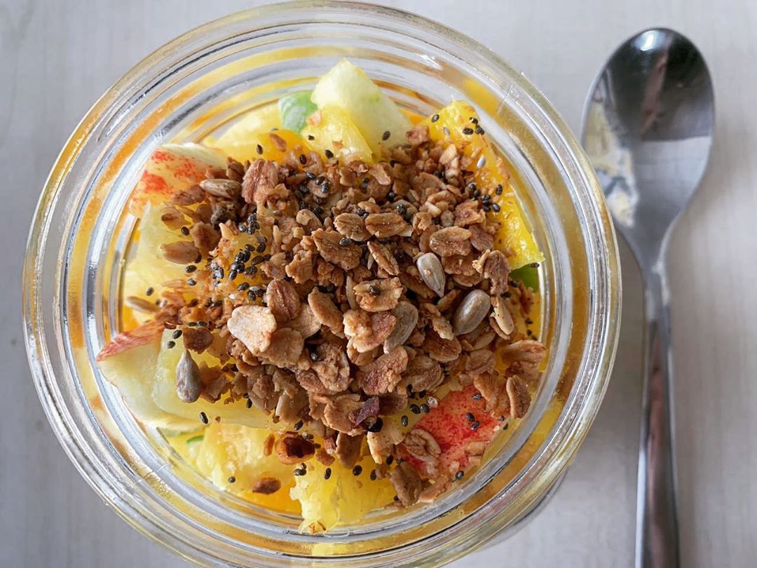Granola Fruits Salad جربوا ضيفوا جرانولتنا لسلطة الفواكه لنكهة جديدة وشوفوا الفرق#granola