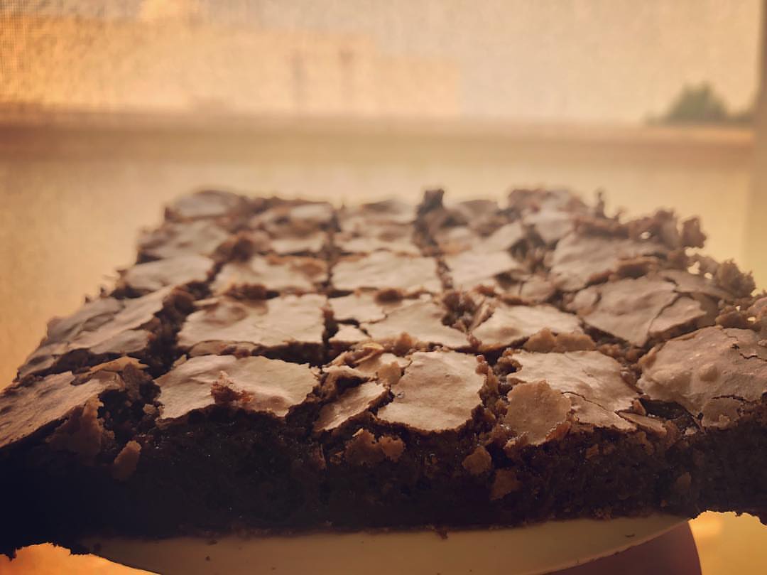 جمعتكم مباركة، جربوا البراوني حقتنا ورح تدمنوها #bakerylicious #bakery #jeddah #brownie #b