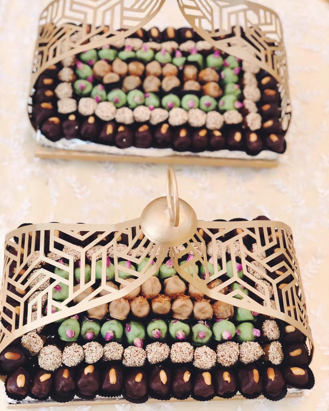 صينية تمر سكري محشي مغلف بأنواع من الشوكلاته ♥️ #تمر_سكري #تمر_محشي #زواجات