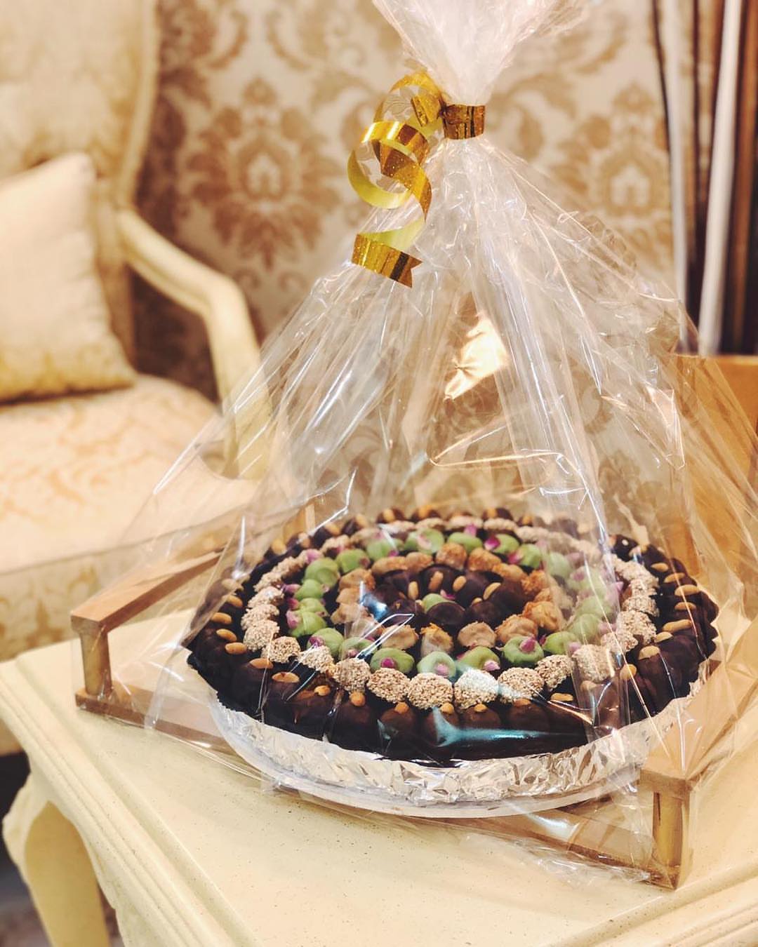 صينية تمر سكري محشي مغلف بأنواع من الشوكلاته ♥️ #تمر_سكري #تمر_محشي #زواجات