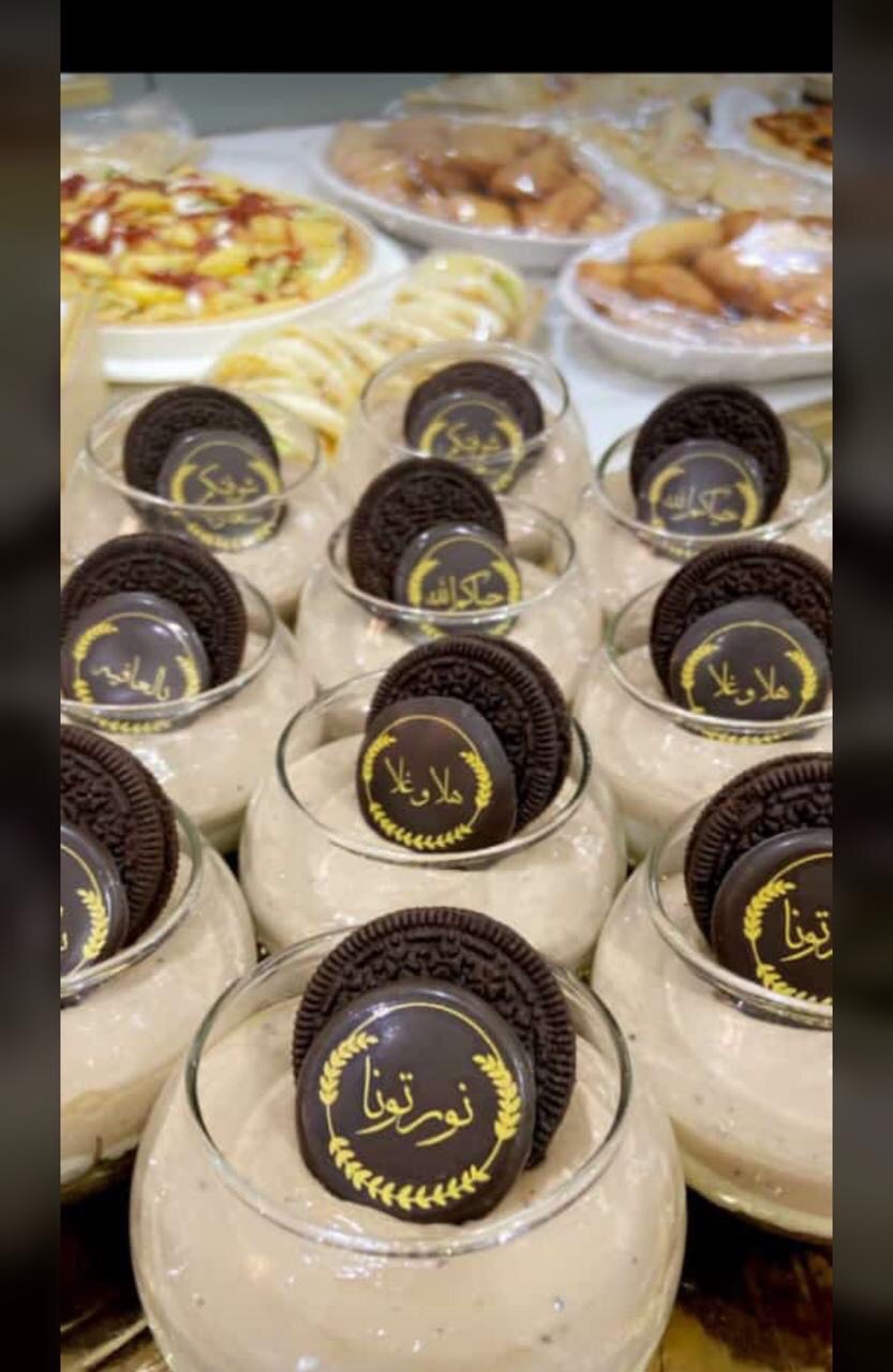 حلى كاسات مع ضيافة الشكولا بالعبارات