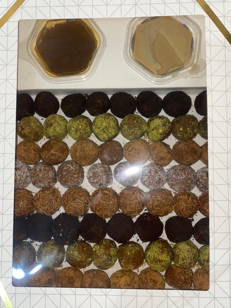 كرات التمر بالاضافه لصوص الطحينه والكراميل