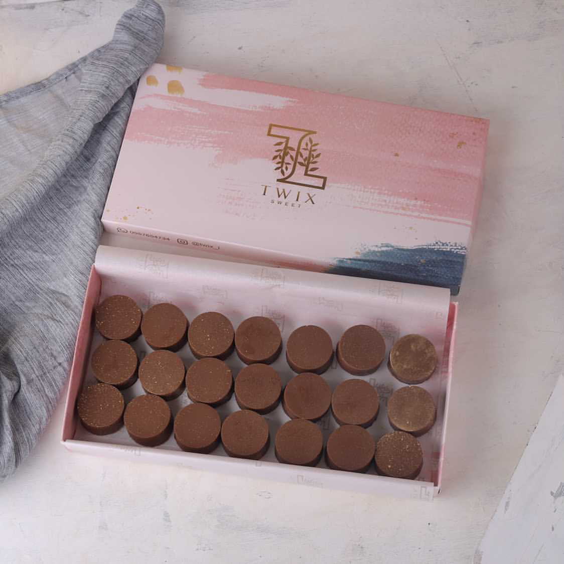 حلا التويكس حشوه التوفي مع البسكويت المغطى بالتشوكلت الفاخر