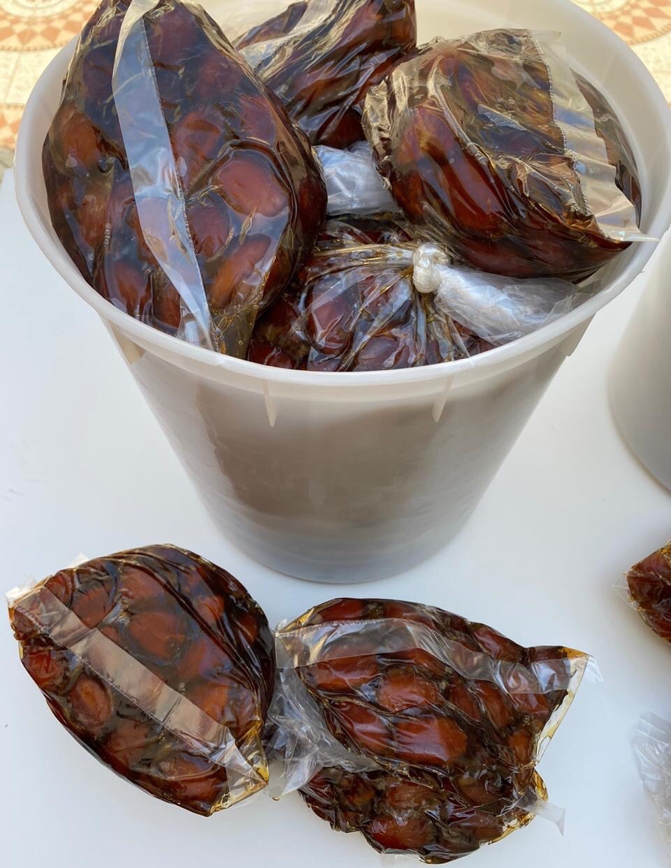 سطل تمر دقله يحوي 16 كيس