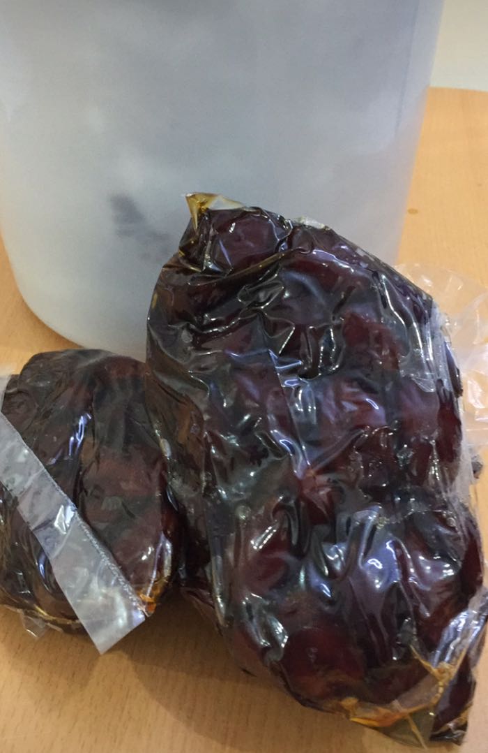 سطل تمر حلوه بقعاء الفاخر يحوي 18 كيس