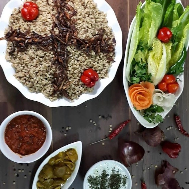 مجدرة برغل مع سلطات مشكلة