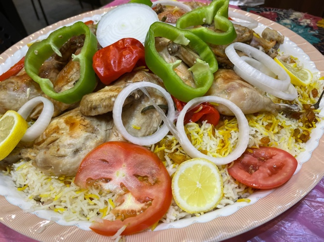 كبسة العزايم دجاج مع الأرز النثري المميز والكشنة الملكية الغنية بالنكهات الحد الأدنى للطلب