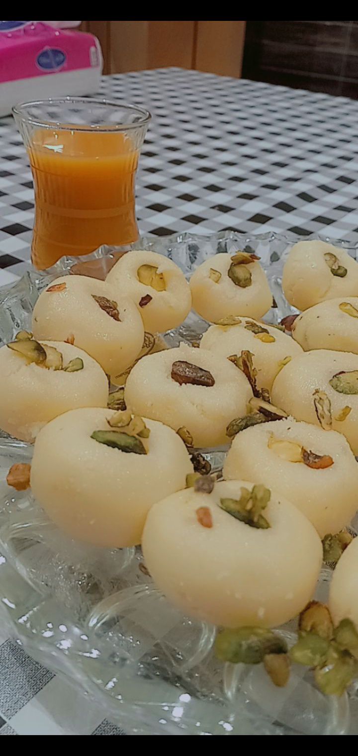 لبنيه حجازيه طعم سلس ويذوب في الفم عندنا نكهتين(جوز الهند-الفستق) الطلب مرغوب ولله الحمد {