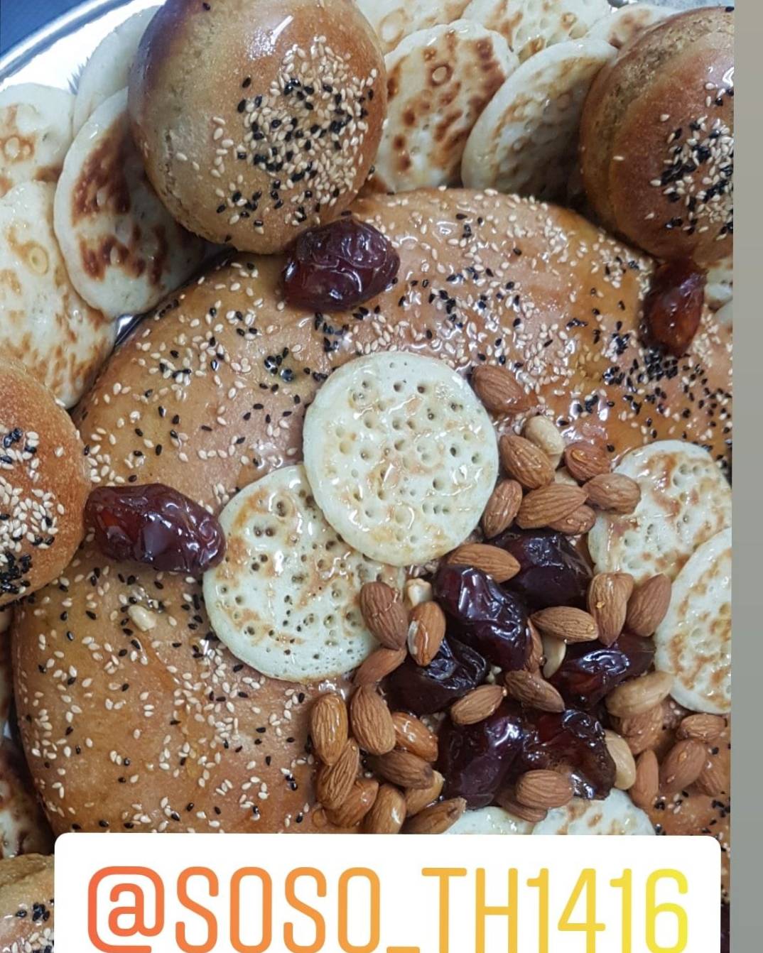خبزه بالقطايف والسمن والعسل ومضاف لها خبزه ميني محشيه تمر