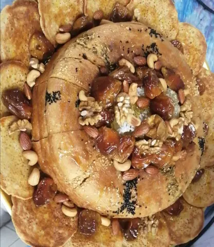 خبزة جنوبية مع السمن والعسل ومكسرات مع مصابيب