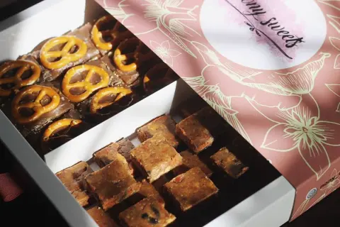 كل حلا وله جلسته ... . . بوكس S . . #حلويات_نوني #حلويات #حلى_قهوة #nony_sweets #sweets #حلى