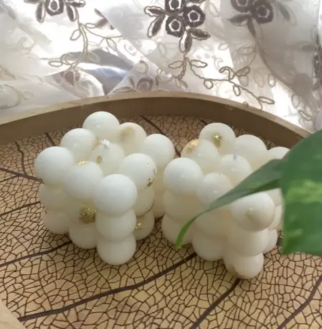 شمعة الببل مزينه بالون الذهبي