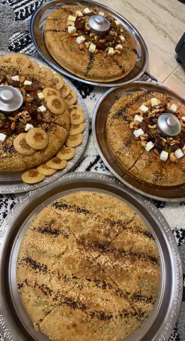 خبز ملة ملكي يحتوى على المصابيب ومكسرات وجبن فيتا وسمن عسل