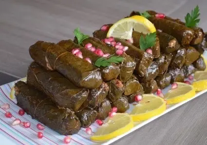 ورق عـنـب حـامـض حـار -يطبخ يوميا طازج‍ -حـار & حـامـض -الذ ورق عنب بتذوقوه -جرب مره وبتدمنه كم مره✨❤️ ———————— التوصيل:لباب البيت لجدة ومكة للطلب واتس / انستقرام / hot.sour