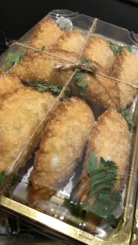 سمبوسه دجاج بعجينه البف لذيذه و مقرمشه