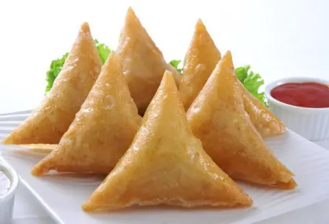 سمبوسة لحم دجاج وجبن وخضار الحبة