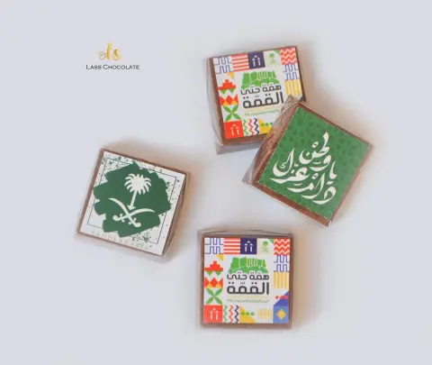ثيمات وهوية #اليوم_الوطني متوفرة الآن على شوكولاتة بحشوة الويفر ❣️الحبة ب ٣ ريال أقل كمية للطلب ١٥ حبة #همة_حتى_القمة