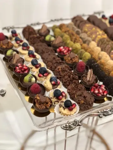 مجموعة من الحلويات في طبق