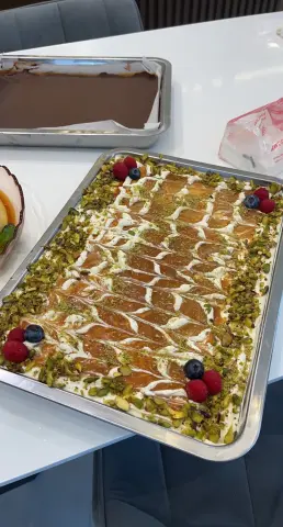 كيكة الحليب البارد بالكريمة والصوص الكراميل والفستق