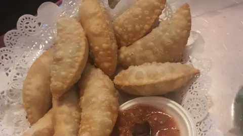 سمبوسة بأنواعها لحم دجاج خضار جبن شدر