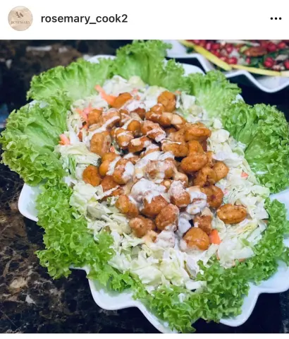 سلطة البوب كورن دجاج مقلي مع خس وملفوف وجزر وذره