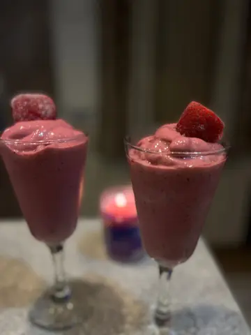سموذي توت وفراولة