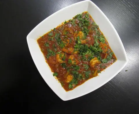 جمبري بالزبدةوصلصة الطماطم يقدم مع الرز الابيض