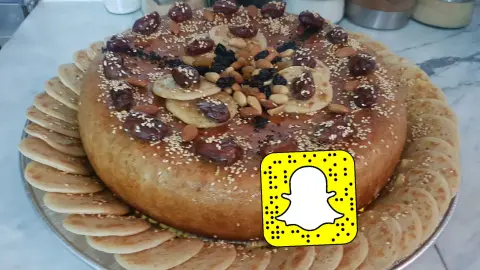 خبزه بالسمن والعسل والمكسرات والقطايف