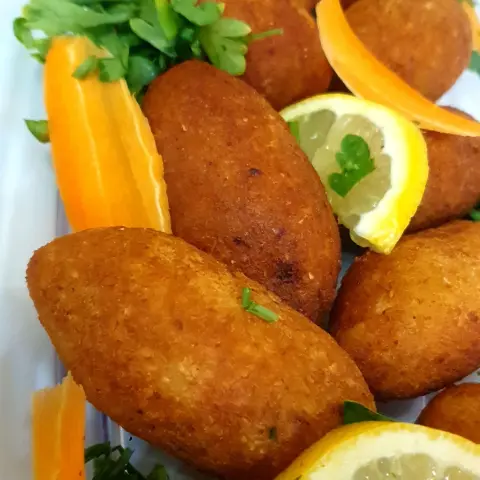 كبه البرغل بحشوه دجاج . وحشوه لحم