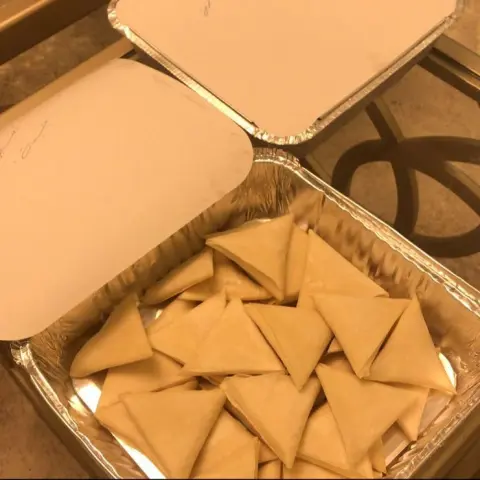 مفروشات (سمبوسه لحم ودجاج وجبنه /سمبوسه بف لحم ودجاج وخضار وجبنه /سبرينج رول دجاج وخضار وجبنه /جيب التاجر)