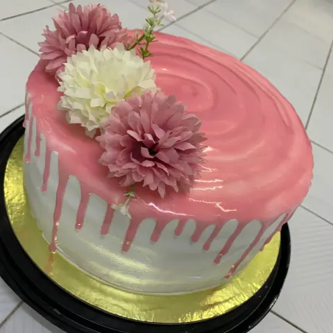 شكل كيكه جدا جميل وناعم لأي مناسبه ودكم ياها 💐