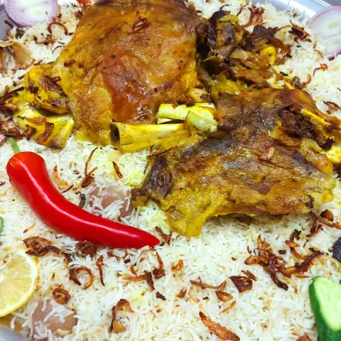مفطح لحم مع رز المشخول على أصوله وطعم ولا اروع من هيك