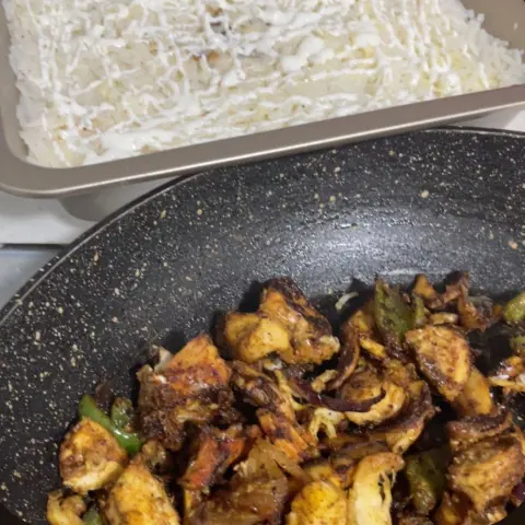 صينية بطاطس مهروس مع حشوة الدجاج🍗 اسوي الصواني على حسب الطلب والحجم وعلى ذالك يتحدد السعر