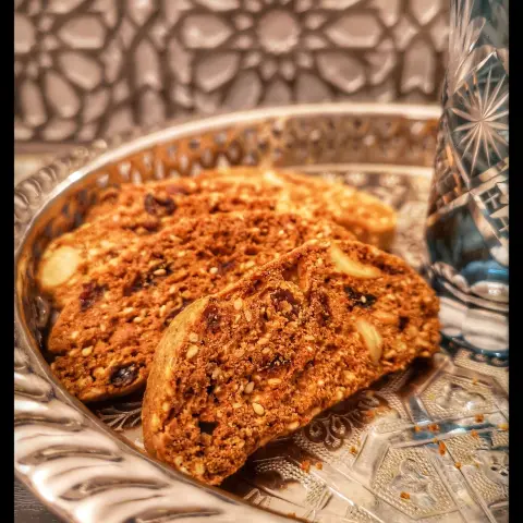 فقاص باللوز