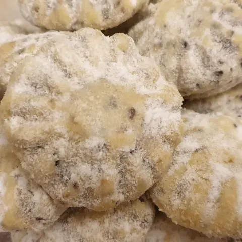 معمول مغربي بالزبيب والسمسم