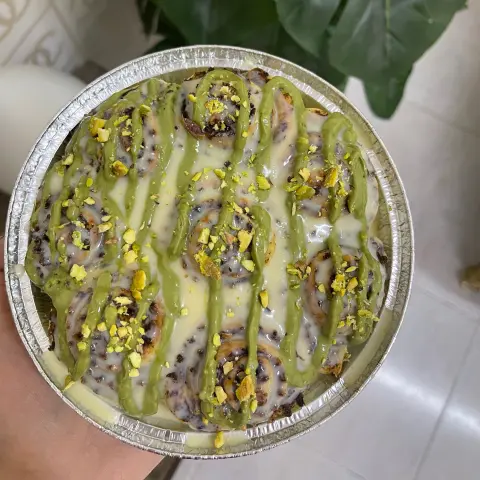 سينابون بيستاشيو في صحن صغير ووسط وكبير