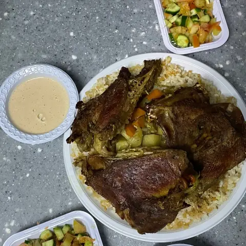 بط مشوى مع الرز والخضار