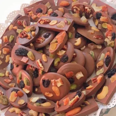 شوكليت باالمكسرات والفواكة المجففة