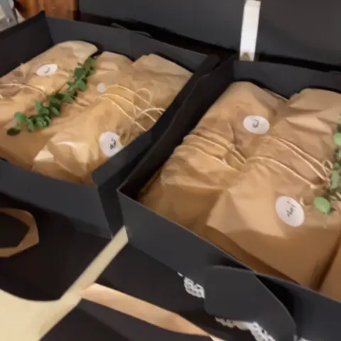حشوات غنية حجم أكبر فطاير طرية بوكس يحوي ١٥ قطعة ( ٥ حبات تونة مكشنة - ٥ حبات أجبان منوعة وزعتر - ٥ حبات لبنة تركية )